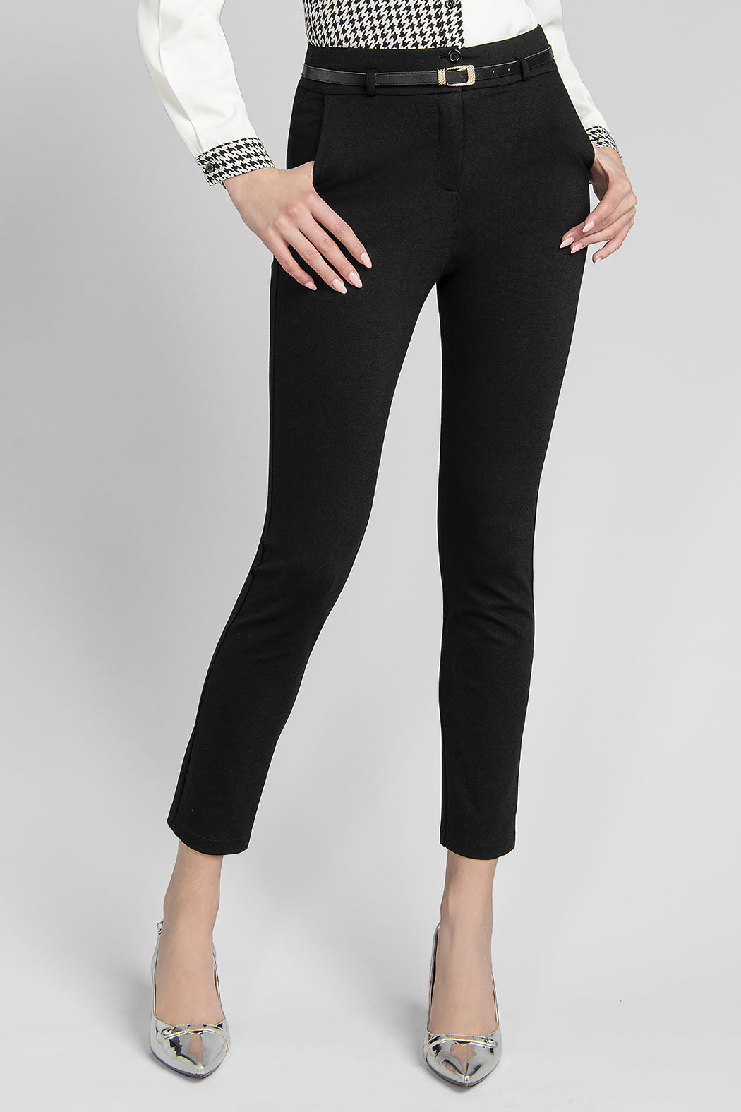 Pantalon Corte Recto Con Cinturon Y Bolsas En Costados