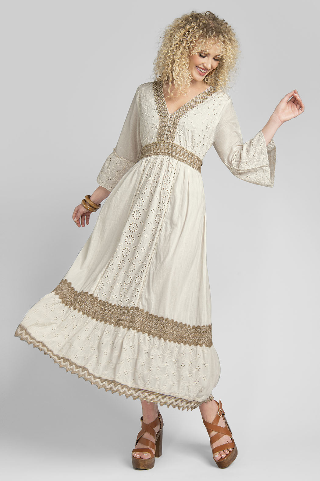 Vestido Bohemio Bordado Con Detalles De Crochet En Escote
