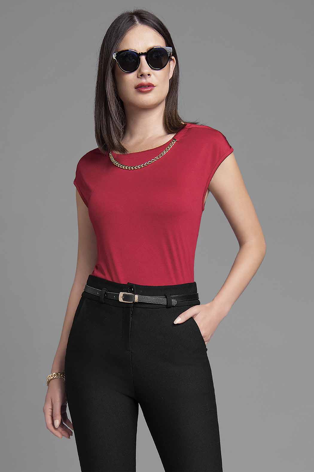 Blusa Con Cadena En El Escote