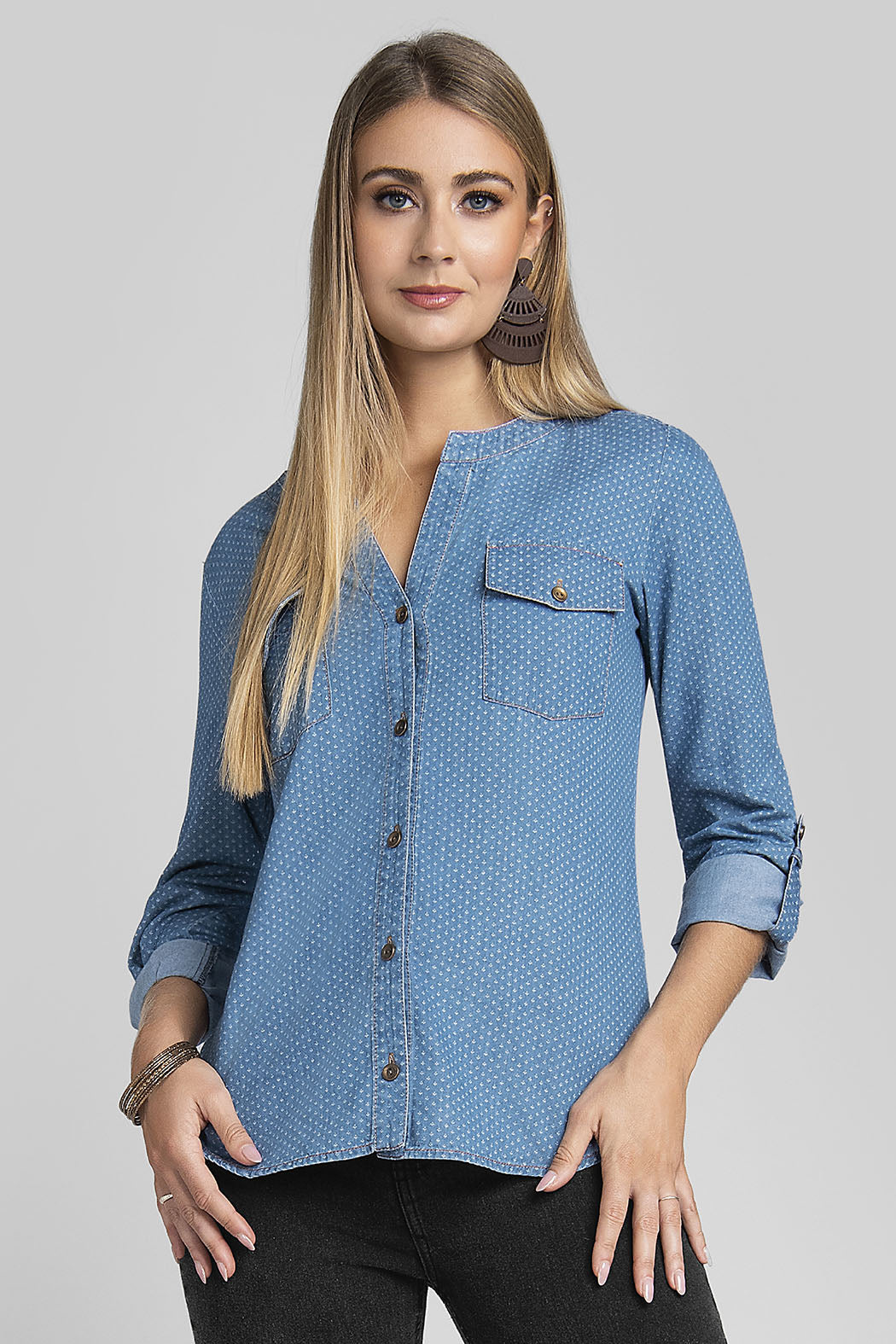 Blusa Camisera Con Puntitos Blancos Y Bolsas Al Frente
