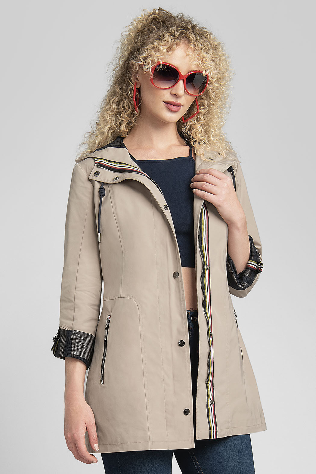 Gabardina Lisa Con Gorro Y Bolsas Con Cierre