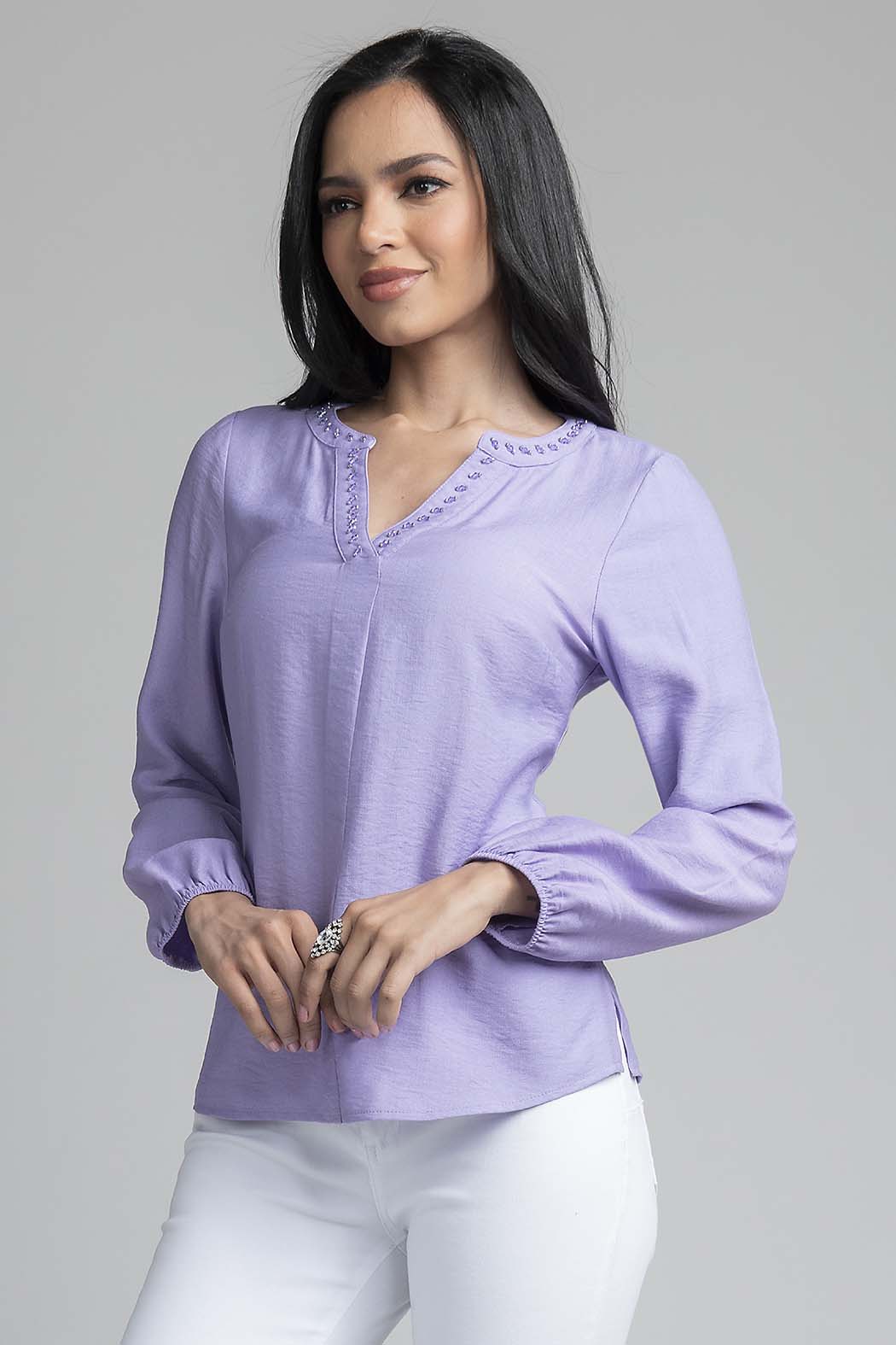 Blusa Lisa Con Pedreria En El Escote