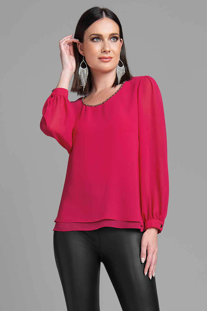 Blusa Lisa Con Pedreria En El Escote