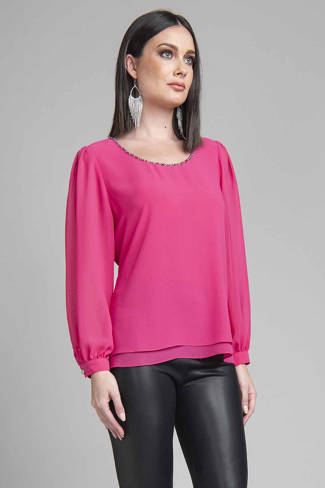 Blusa Lisa Con Pedreria En El Escote