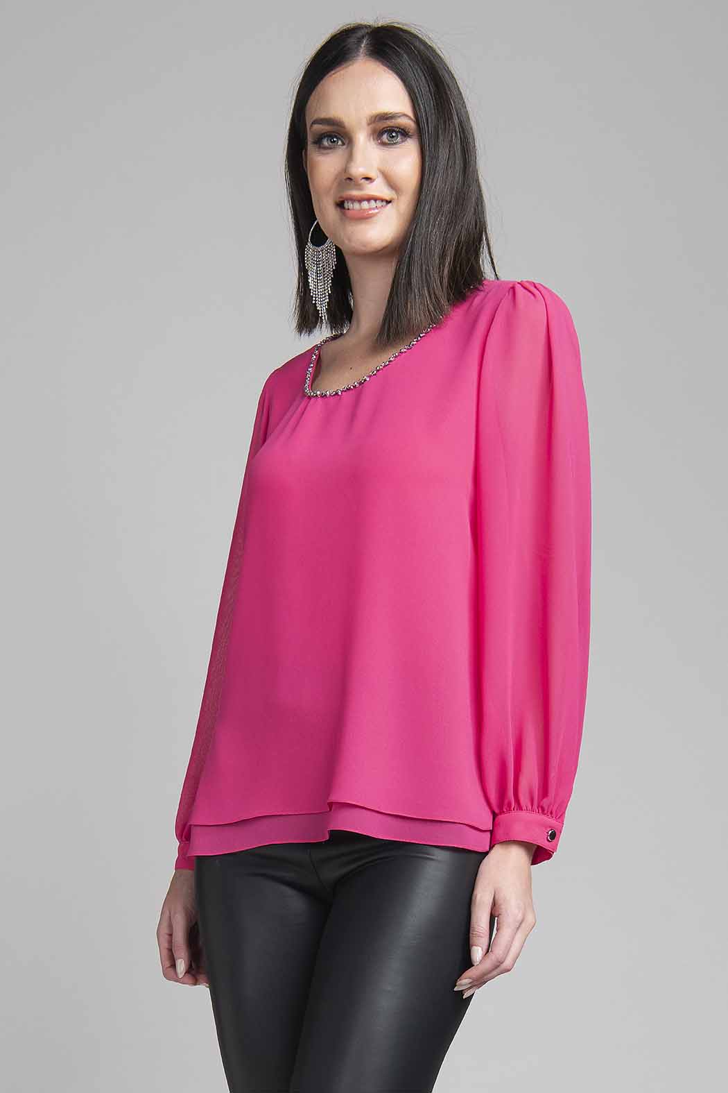 Blusa Lisa Con Pedreria En El Escote