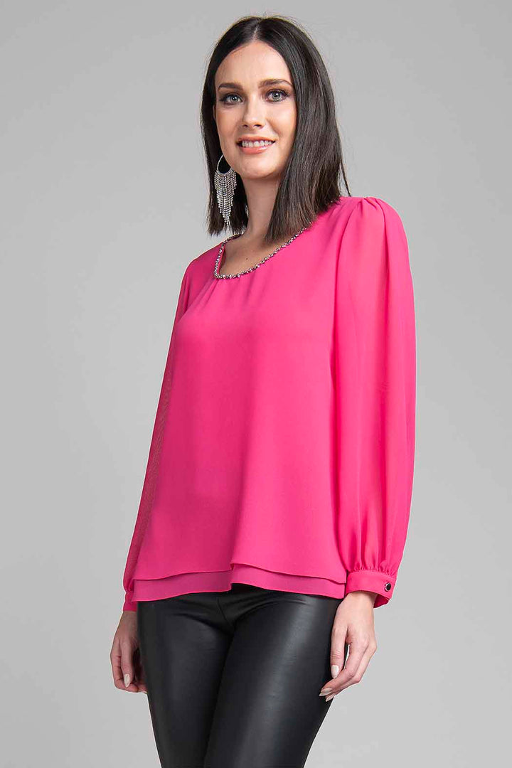 Blusa Lisa Con Pedreria En El Escote