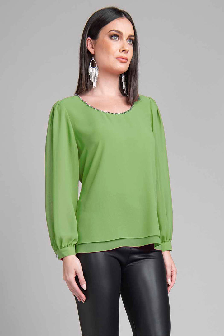 Blusa Lisa Con Pedreria En El Escote