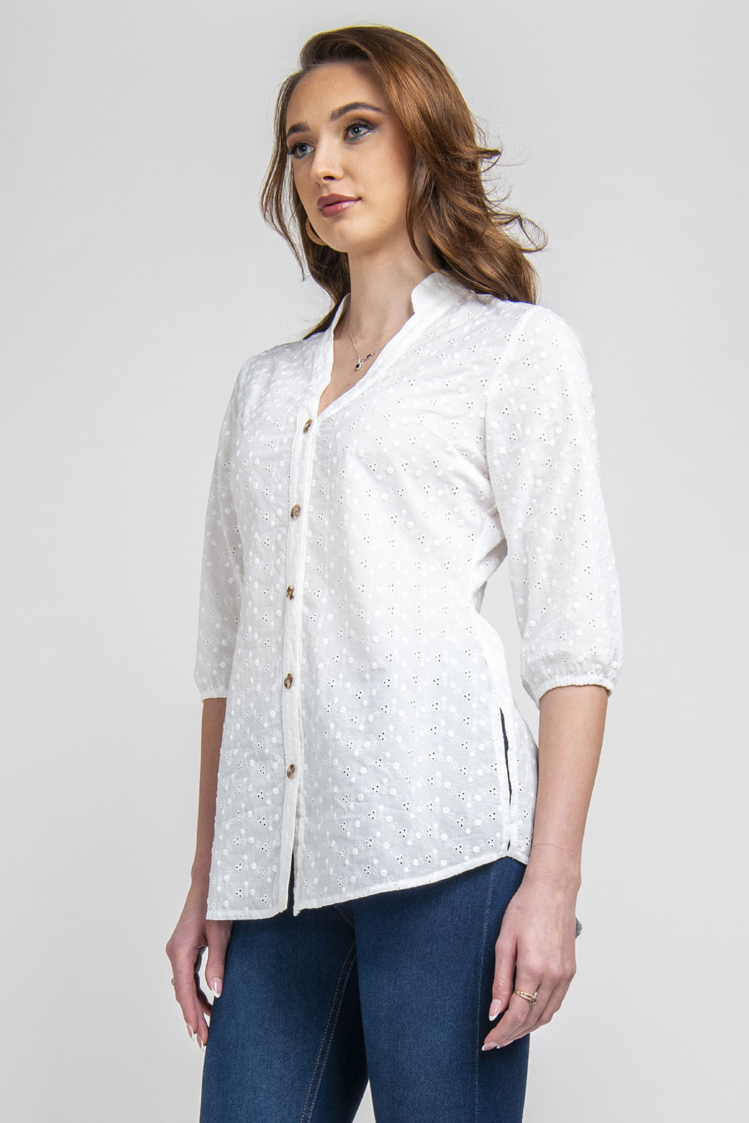 Blusa Con Detalles Bordados Y Botones Al Frente