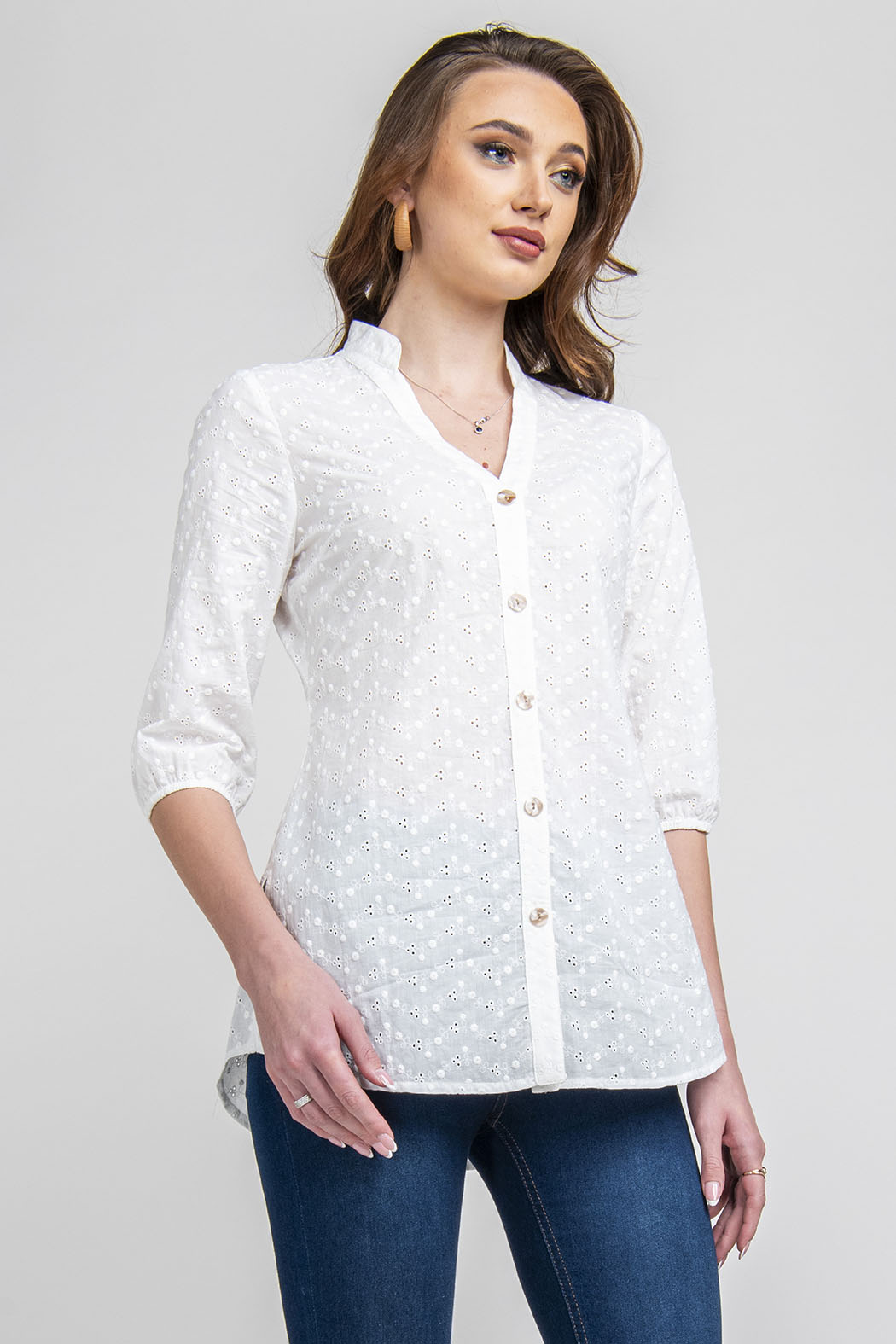 Blusa Con Detalles Bordados Y Botones Al Frente