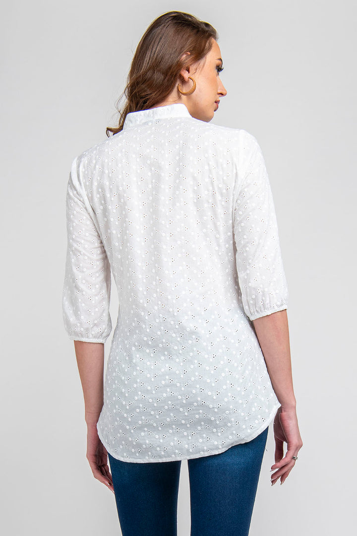 Blusa Con Detalles Bordados Y Botones Al Frente