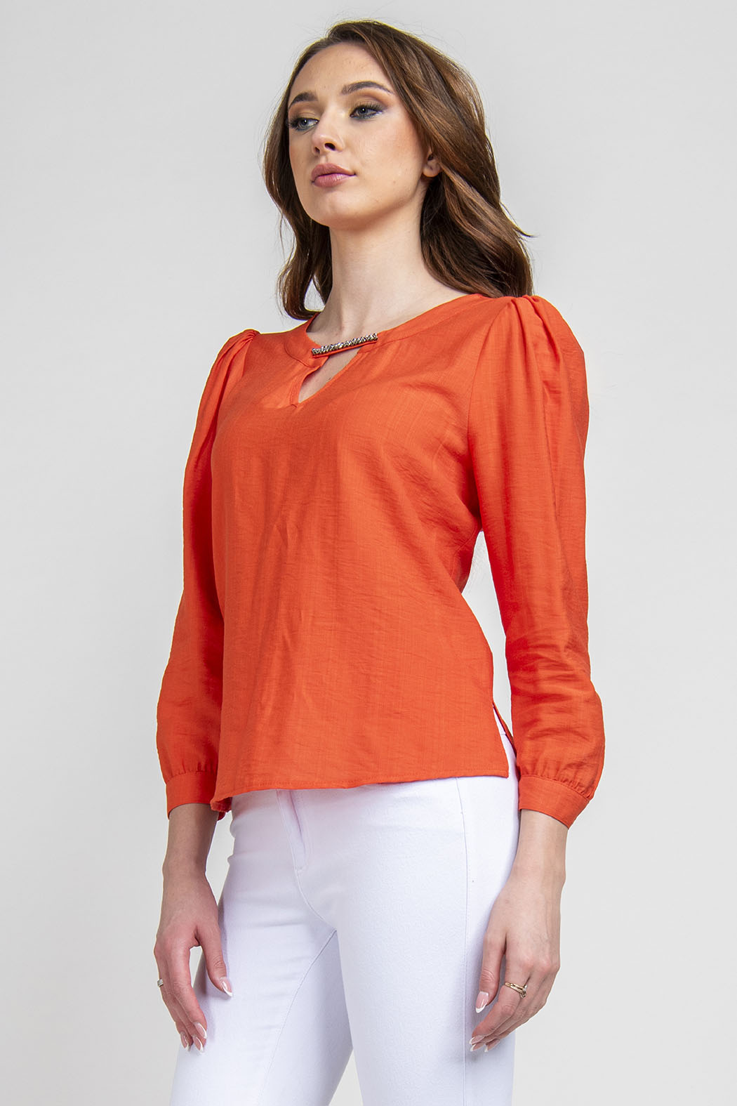 Blusa Lisa Con Broche Al Frente