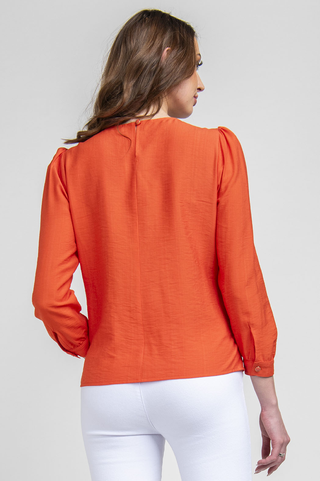 Blusa Lisa Con Broche Al Frente