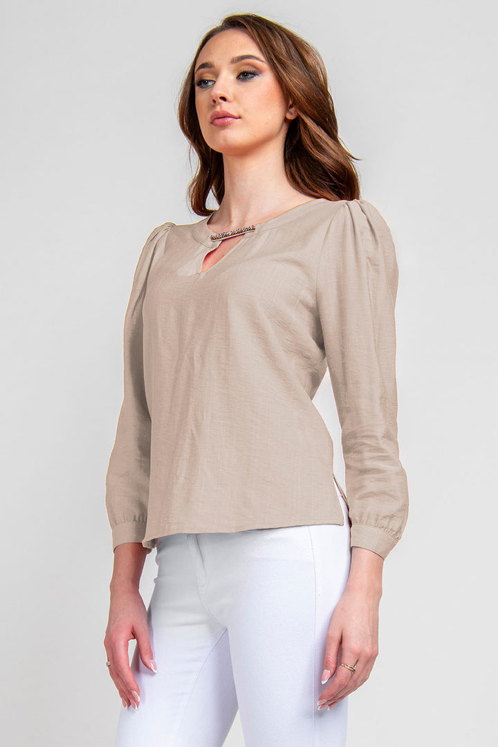 Blusa Lisa Con Broche Al Frente