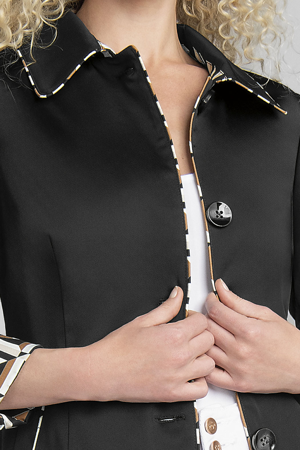 Gabardina Larga Con Botones Al Frente Y Laterales