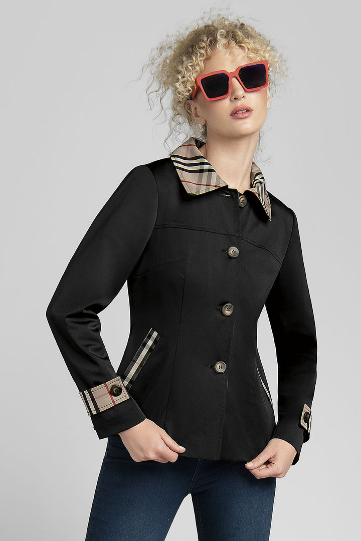 Gabardina Lisa Con Detalles De Cuadros En Cuello Puños Y Bolsas