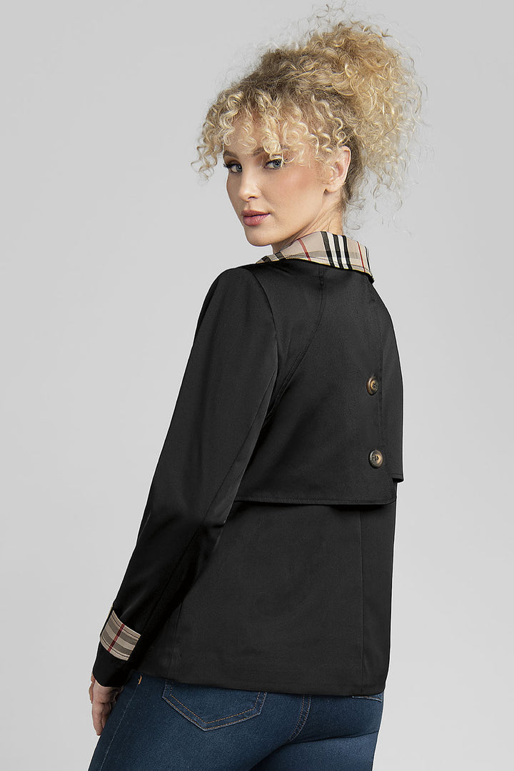 Gabardina Lisa Con Detalles De Cuadros En Cuello Puños Y Bolsas