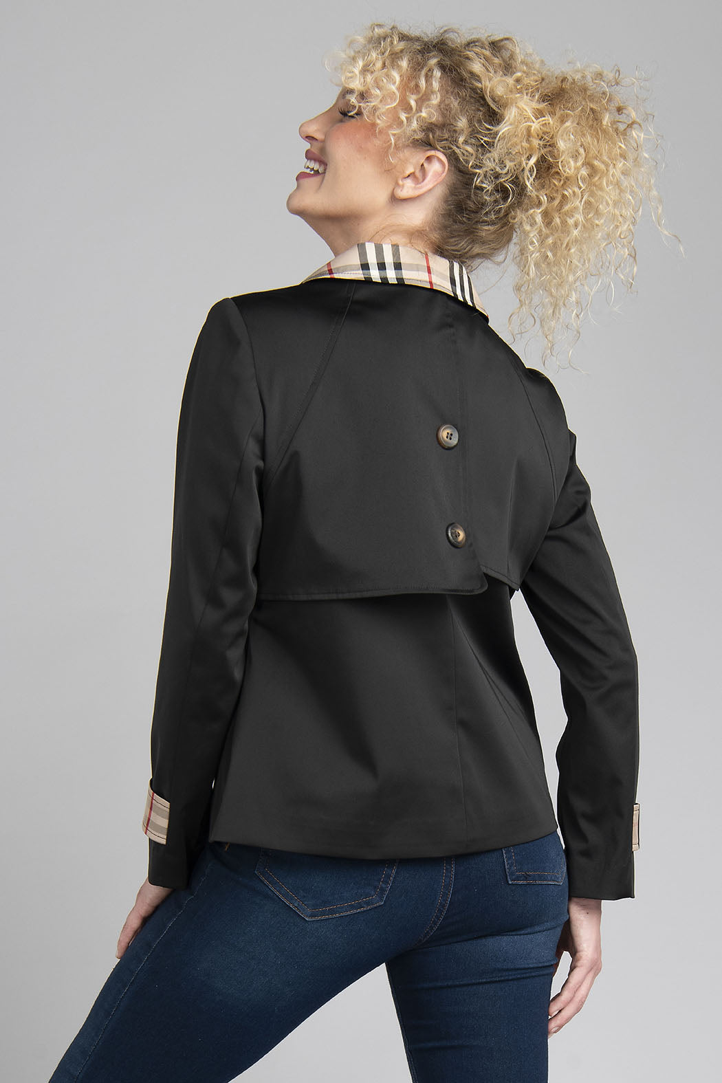 Gabardina Lisa Con Detalles De Cuadros En Cuello Puños Y Bolsas