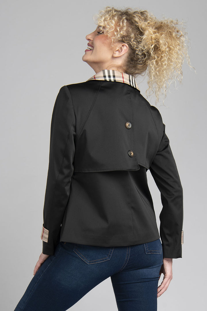 Gabardina Lisa Con Detalles De Cuadros En Cuello Puños Y Bolsas