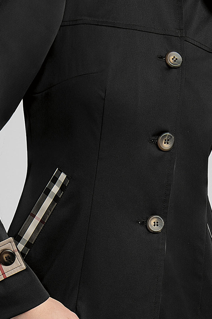 Gabardina Lisa Con Detalles De Cuadros En Cuello Puños Y Bolsas