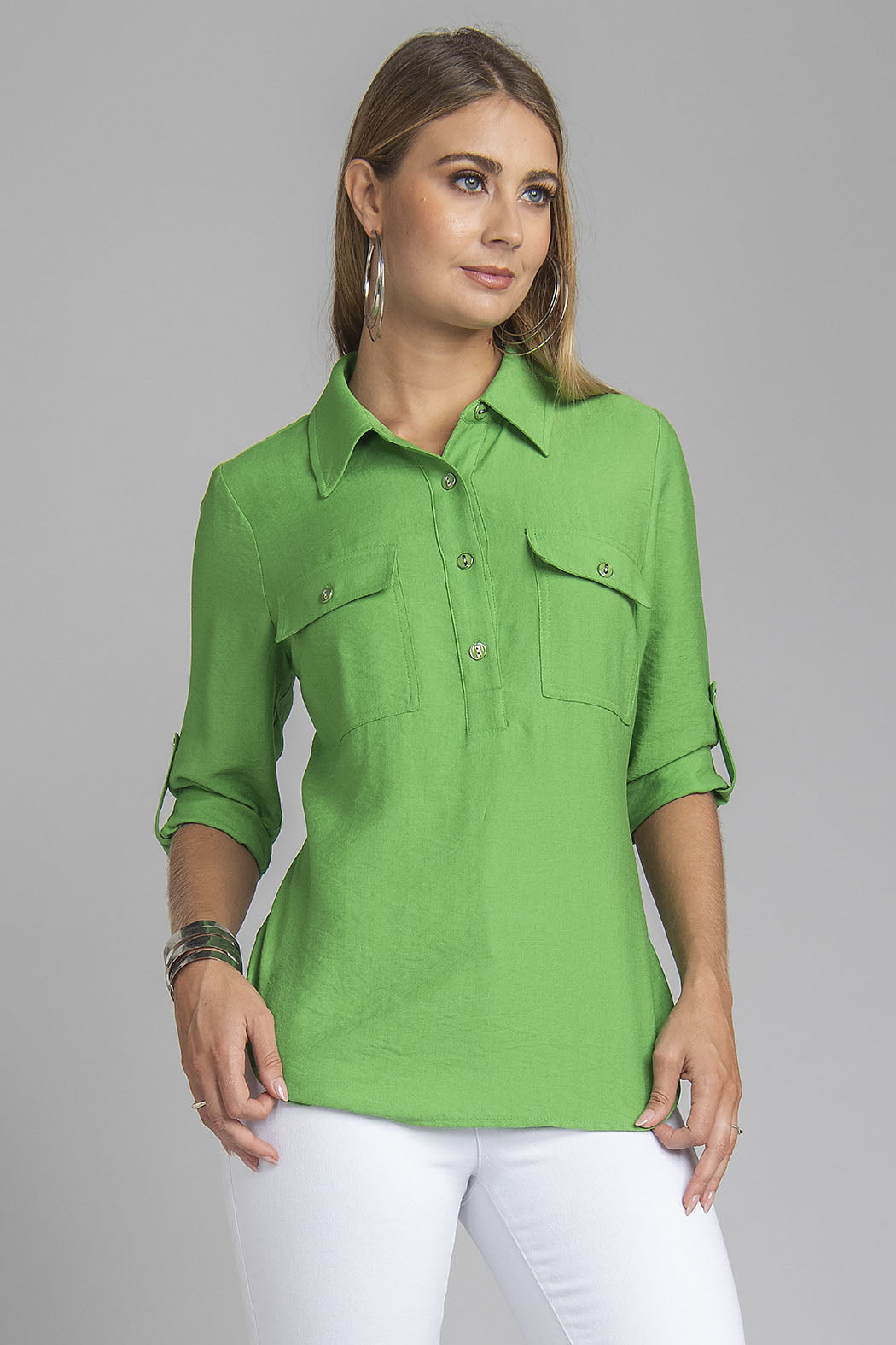 Blusa Lisa Cuello Sport Con Botones Y Bolsas Al Frente