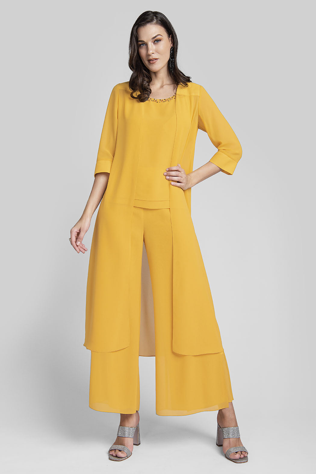Conjunto De Pantalon Amplio Con Blusa Y Pedreria En Cuello Y Ensamble Largo