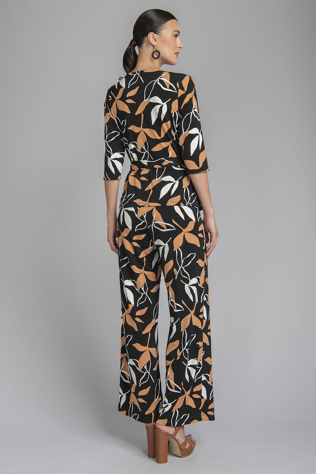 Conjunto De Pantalon Y Blusa Estampado De Hojas Con Detalle En Cuello Holgado Y Jareta En Cintura