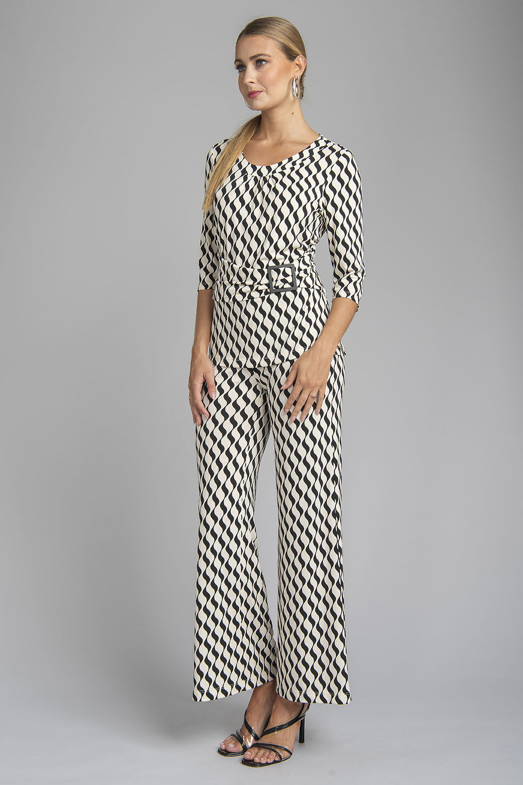 Conjunto De Pantalon Y Blusa Con Estampado De Gregas Y Detalle De Cinturon