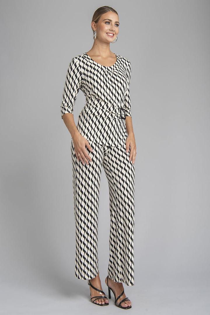 Conjunto De Pantalon Y Blusa Con Estampado De Gregas Y Detalle De Cinturon