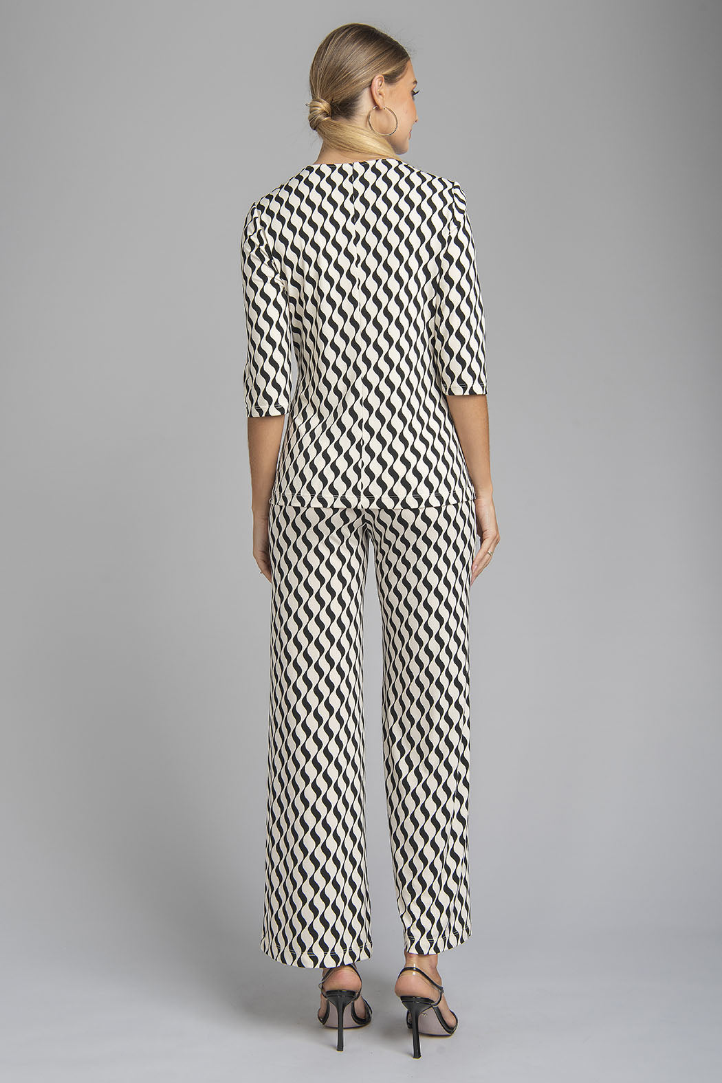 Conjunto De Pantalon Y Blusa Con Estampado De Gregas Y Detalle De Cinturon