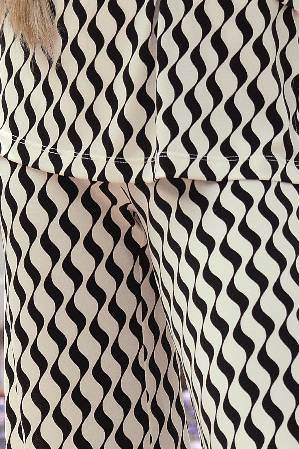 Conjunto De Pantalon Y Blusa Con Estampado De Gregas Y Detalle De Cinturon