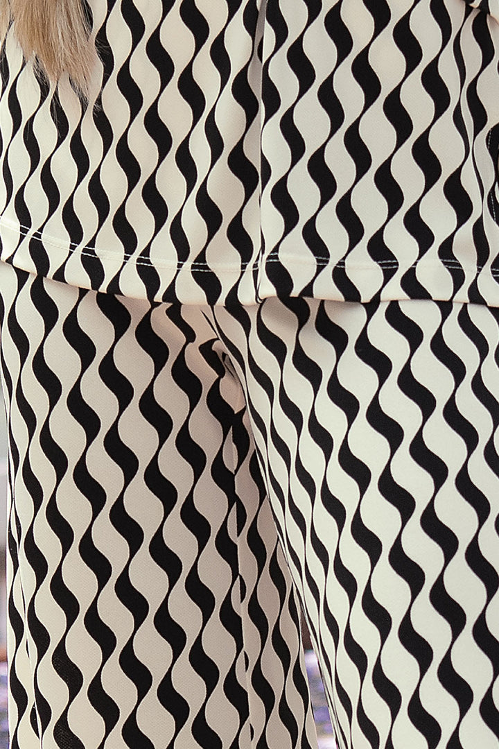 Conjunto De Pantalon Y Blusa Con Estampado De Gregas Y Detalle De Cinturon