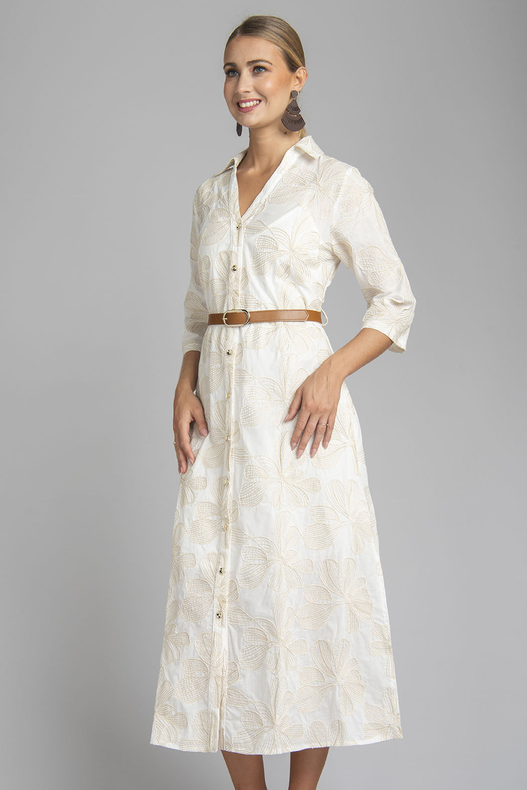 Vestido Largo Camisero Con Detalles De Flores Bordadas Y Cinturon