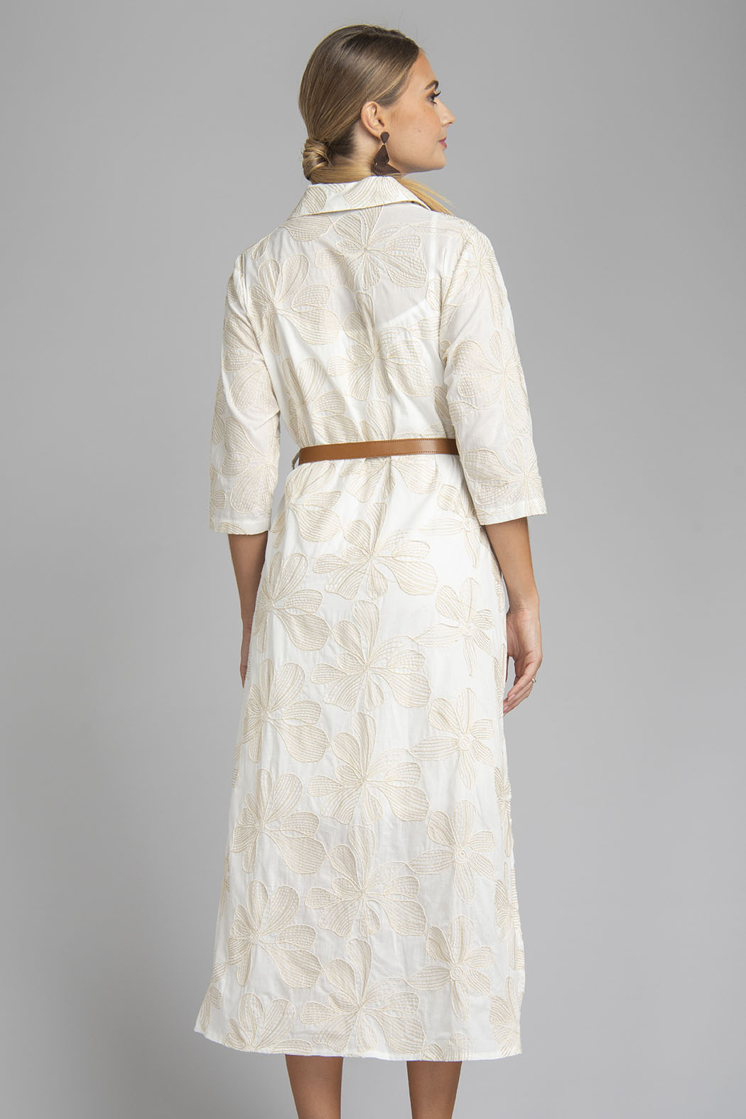 Vestido Largo Camisero Con Detalles De Flores Bordadas Y Cinturon