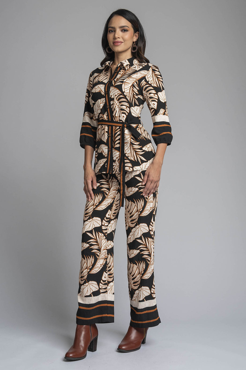 Conjunto De Pantalon Con Blusa Camisera Estampado