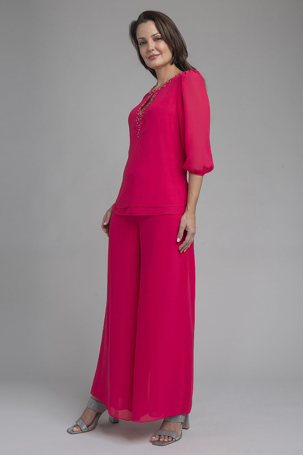 Conjunto De Pantalon Con Blusa Y Pedreria En Cuello