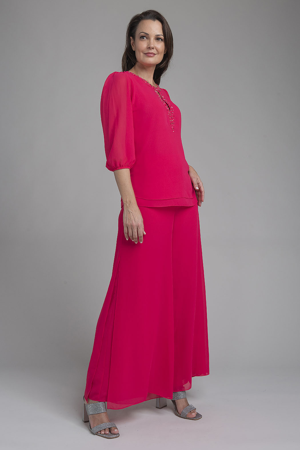 Conjunto De Pantalon Con Blusa Y Pedreria En Cuello