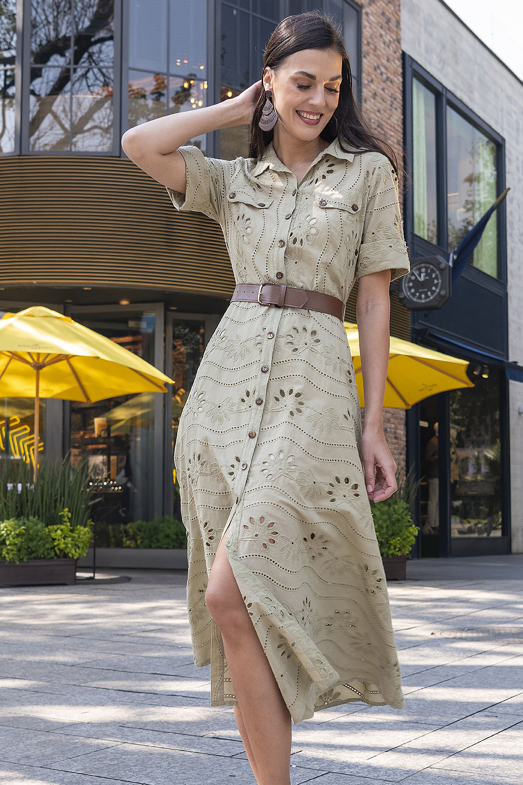 Maxi Vestido Con Flores Bordadas Y Cinturon