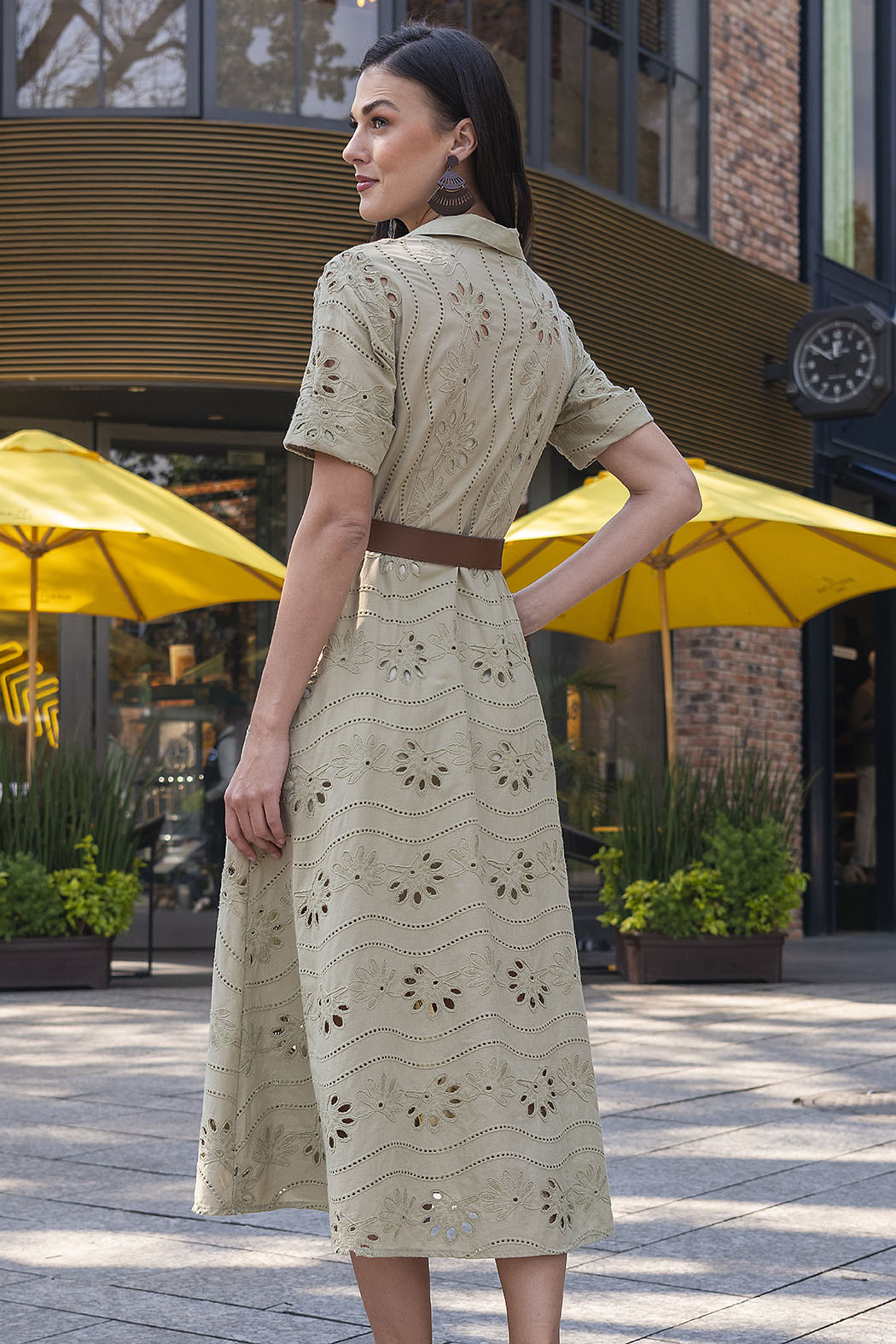 Maxi Vestido Con Flores Bordadas Y Cinturon