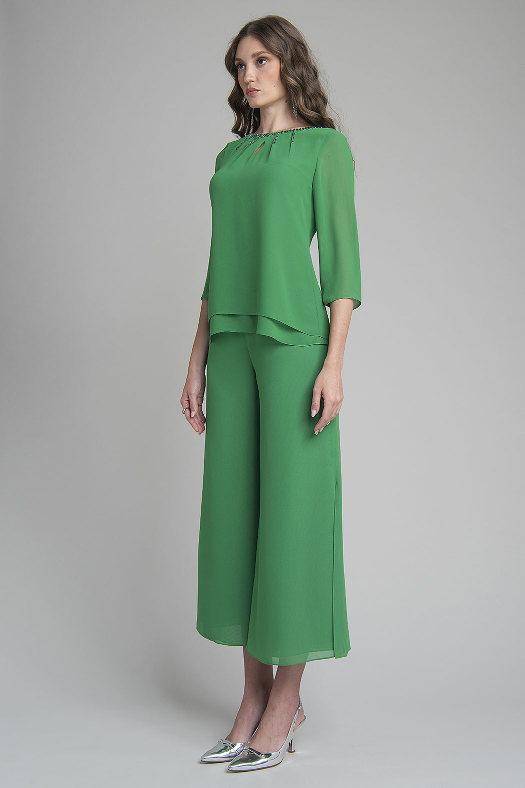 Conjunto De Pantalon Y Blusa Con Pedreria En Cuello