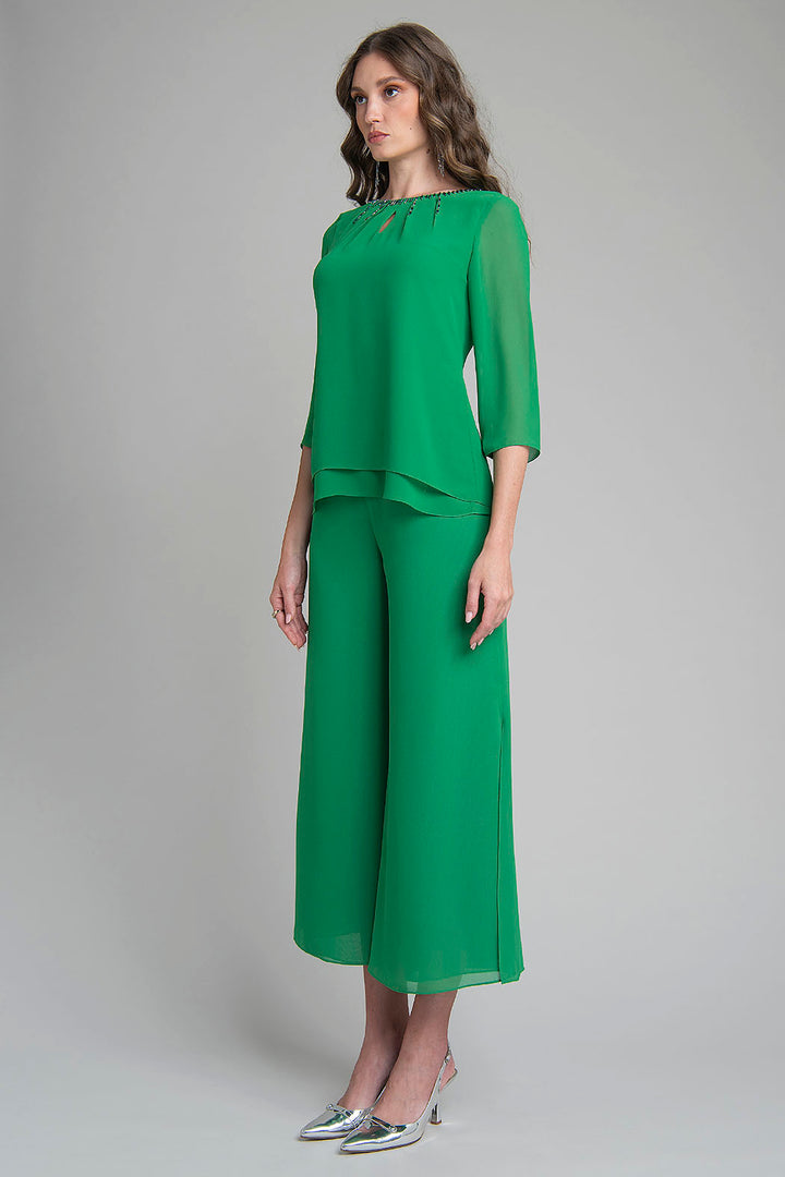 Conjunto De Pantalon Y Blusa Con Pedreria En Cuello