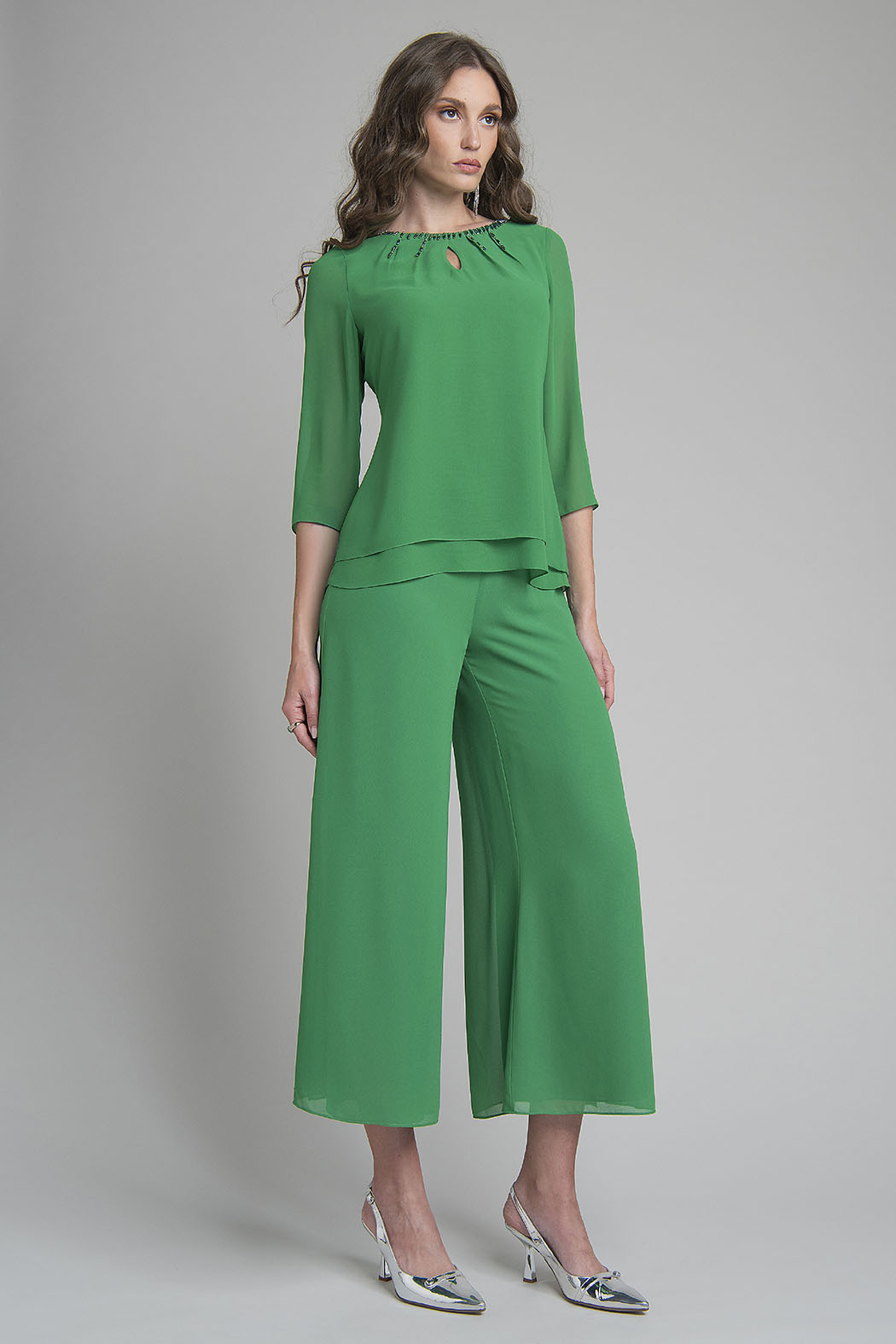 Conjunto De Pantalon Y Blusa Con Pedreria En Cuello