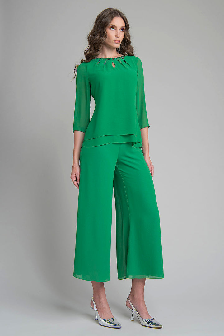 Conjunto De Pantalon Y Blusa Con Pedreria En Cuello