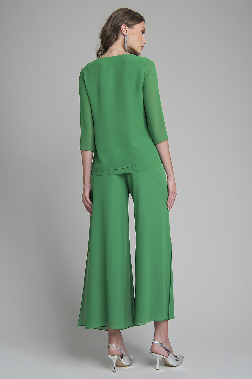 Conjunto De Pantalon Y Blusa Con Pedreria En Cuello