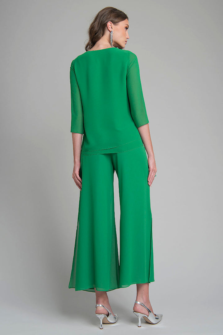 Conjunto De Pantalon Y Blusa Con Pedreria En Cuello