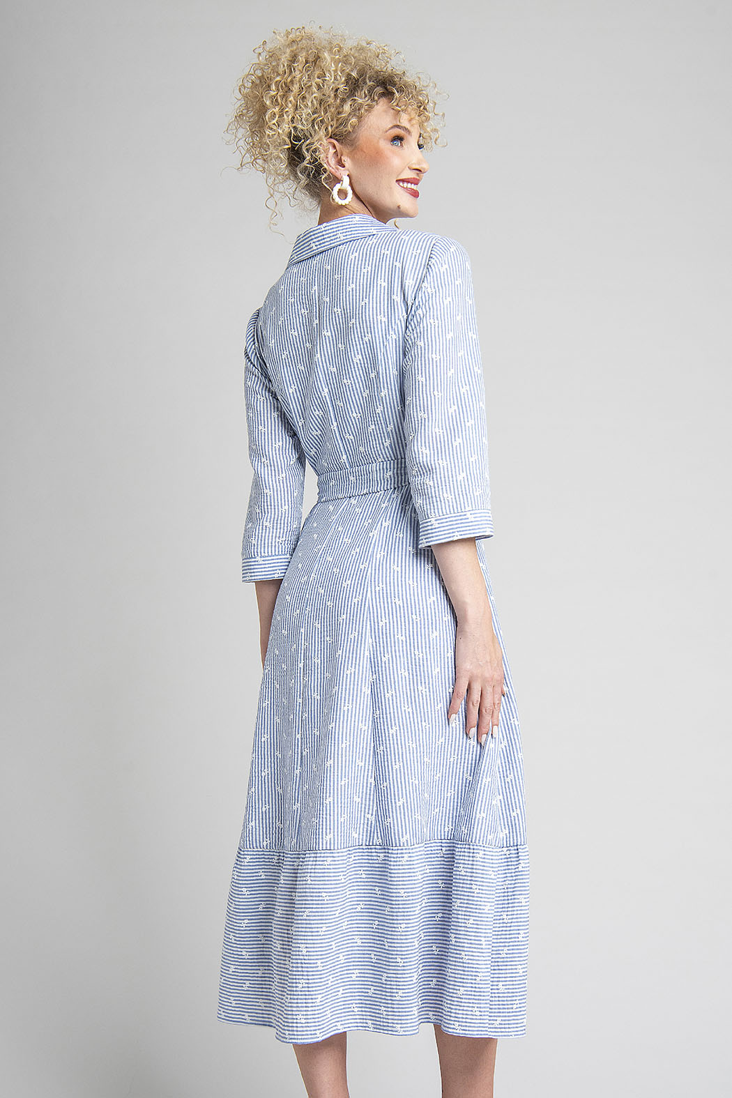 Vestido Camisero De Rayas Con Bordado Floral Y Cinturón