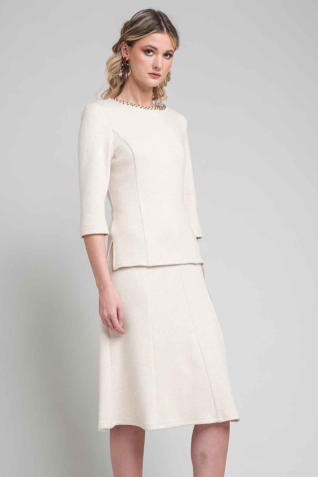 Conjunto De Falda Con Blusa Con Pedreria En Escote