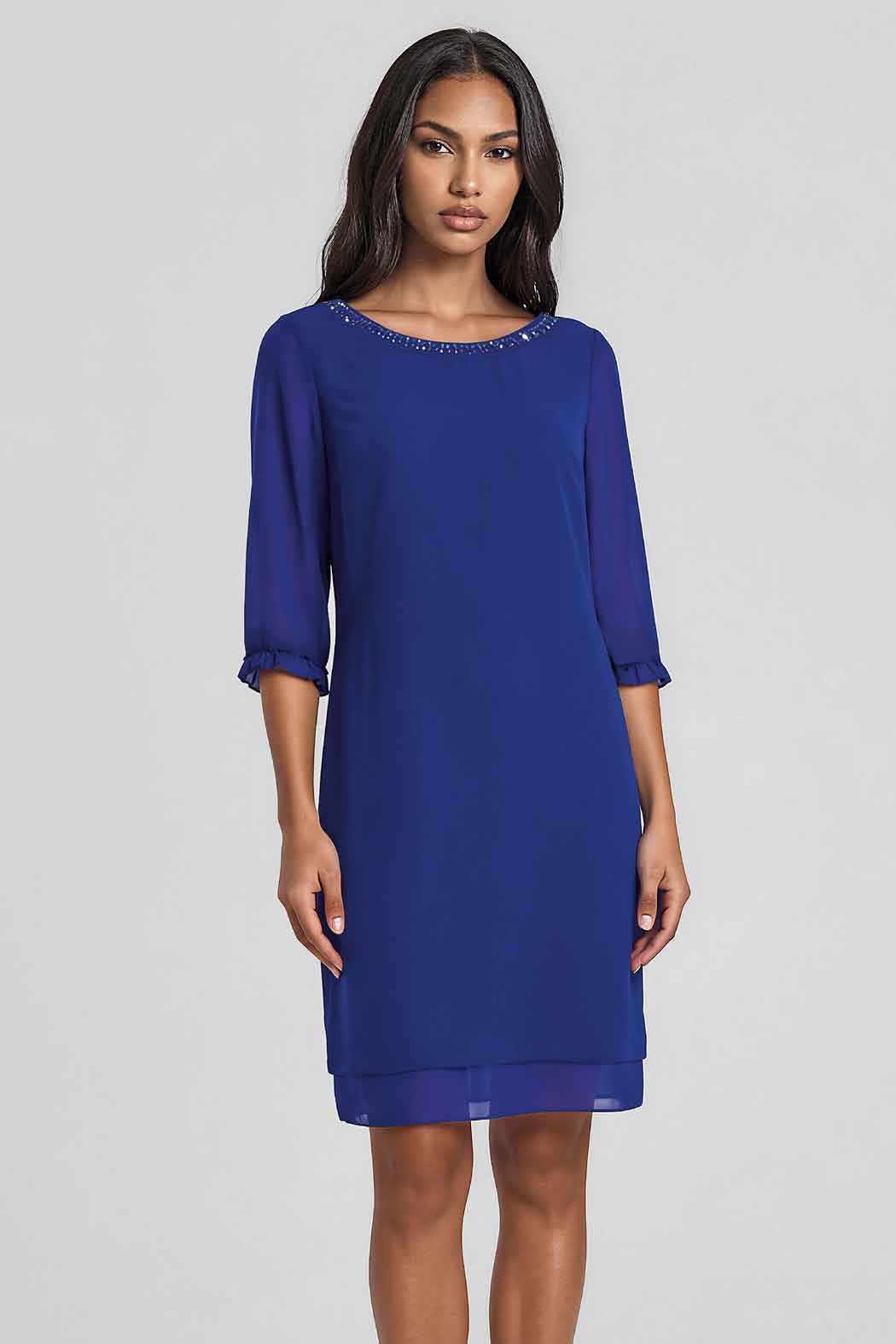 Vestido Liso Con Pedreria En Escote