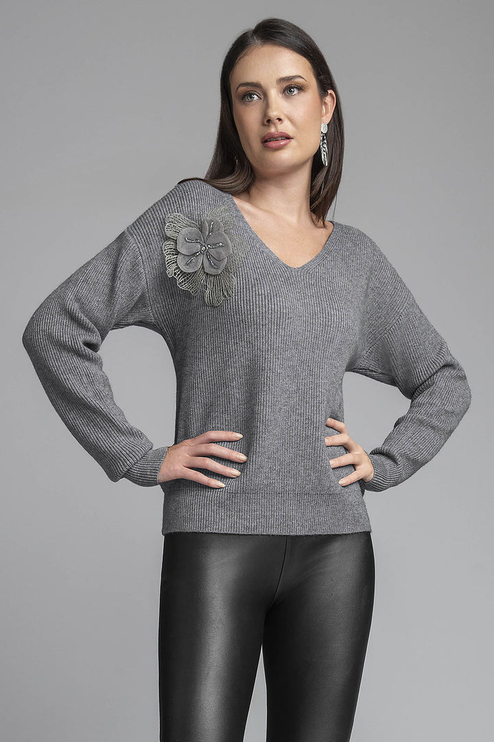 Sueter Con Cuello V Y Detalle De Flor En Hombro