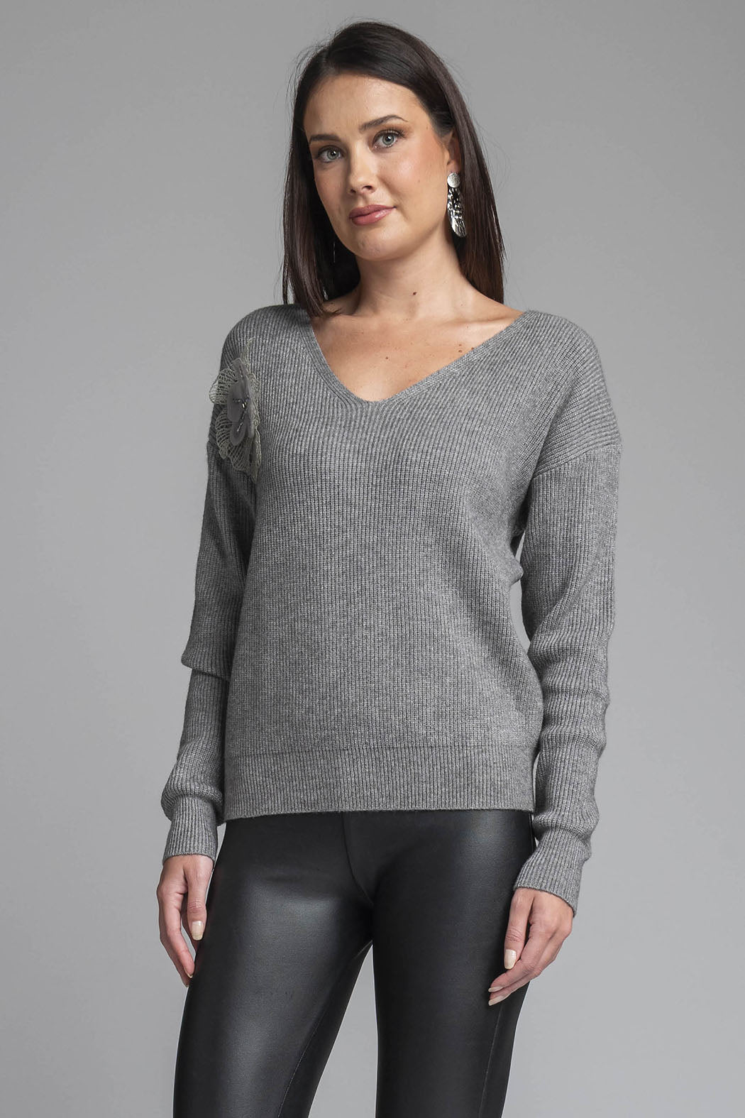 Sueter Con Cuello V Y Detalle De Flor En Hombro