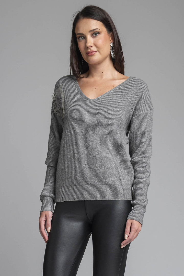 Sueter Con Cuello V Y Detalle De Flor En Hombro